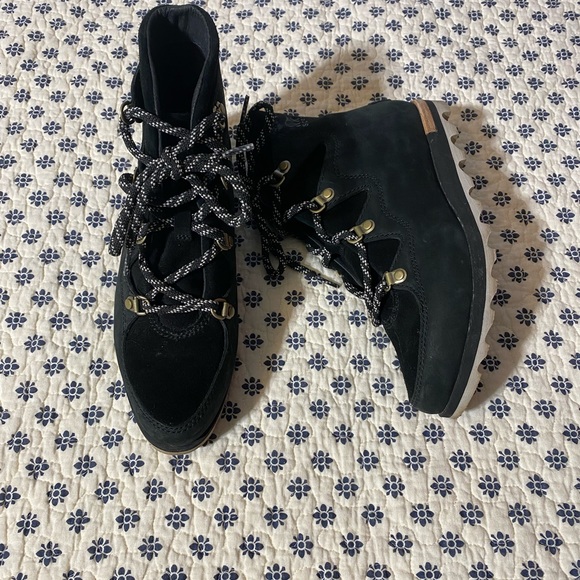 Sorel black suede lace up boots size 6.5 - Picture 2 of 3